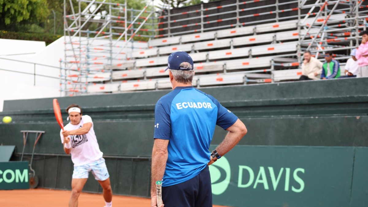 Álvaro Guillén ya entrenó en la sede del Quito Tenis y Golf Club bajo la supervisión del capitán Raúl Viver.