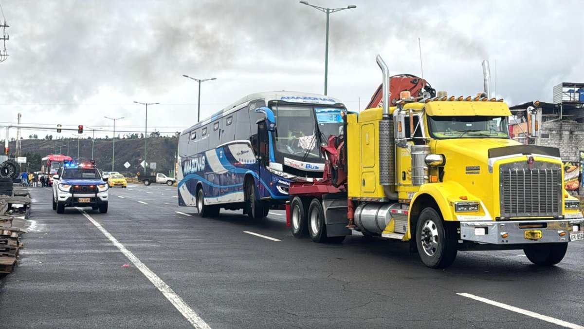 Los cuerpos sin vida quedaron sobre la calzada, después de ser embestido por un automotor que se dio a la fuga.