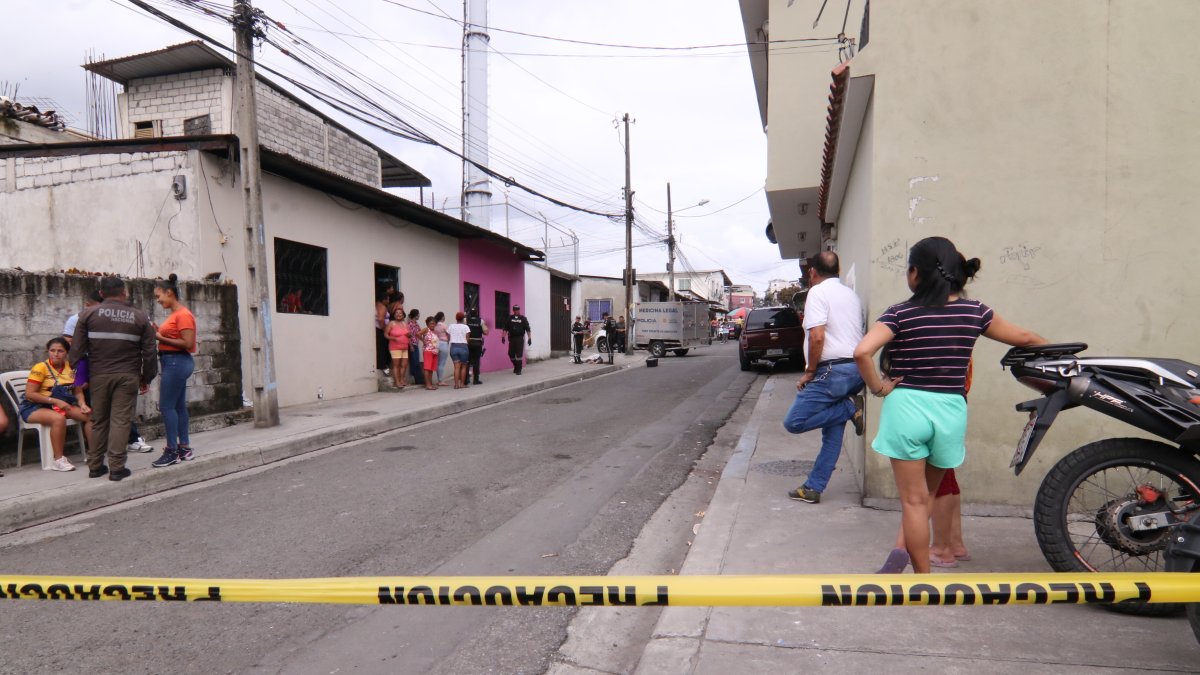 La escena fue delimitada con una cinta amarilla. Esta no permitía el ingreso de vecinos y personas extrañas. 