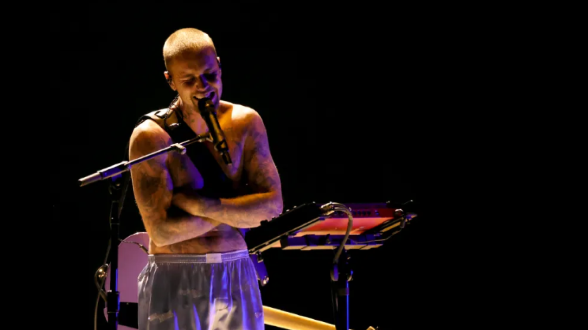 El cantante Justin Bieber se presentó en los Grammys 2026 en ropa interior.