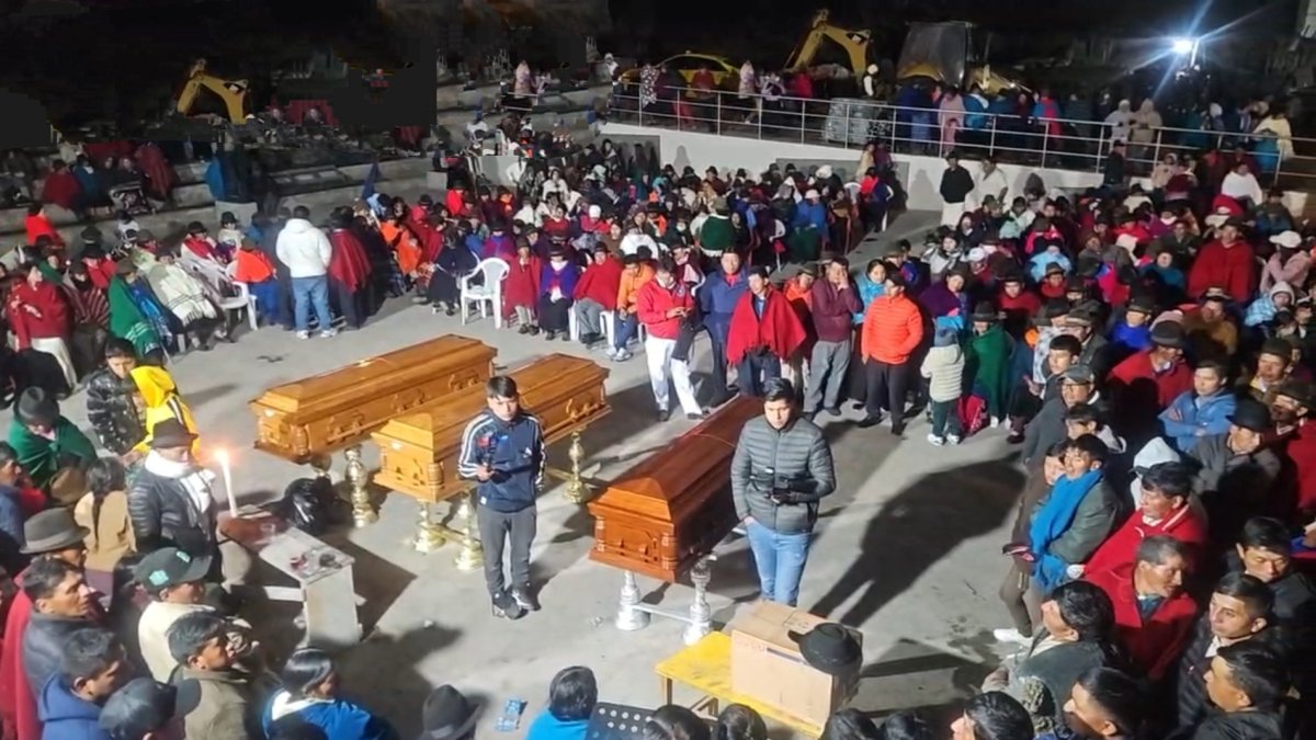 Familiares y vecinos acompañaron al funeral de las víctimas en la comunidad de Calhuasig Grande, Quisapincha.
