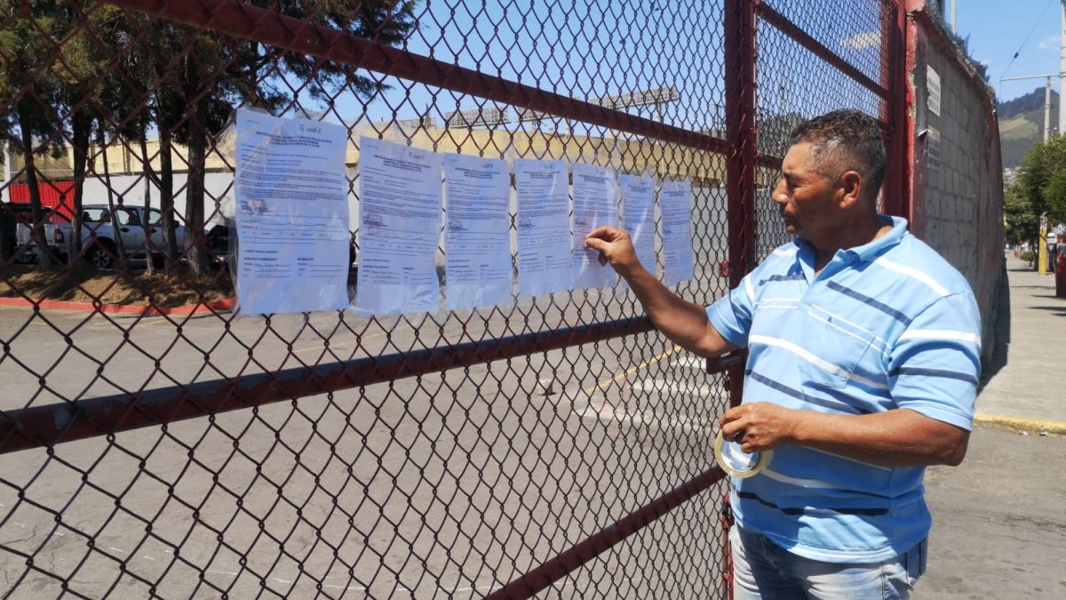 Freddy Rojas busca en el estadio de Aucas, a algún dirigente para entregar una notificación..