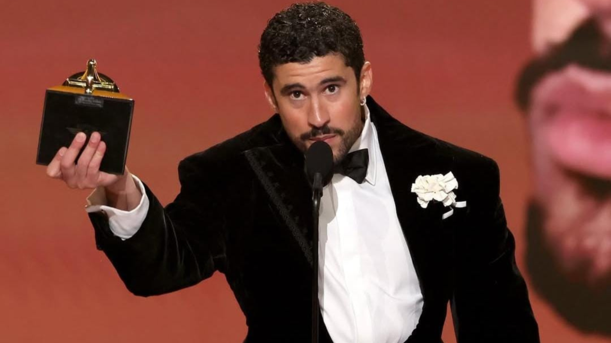 Bad Bunny sostiene el Grammy a Mejor Álbum del Año, un hito para la música latina y la historia de los premios Grammy.