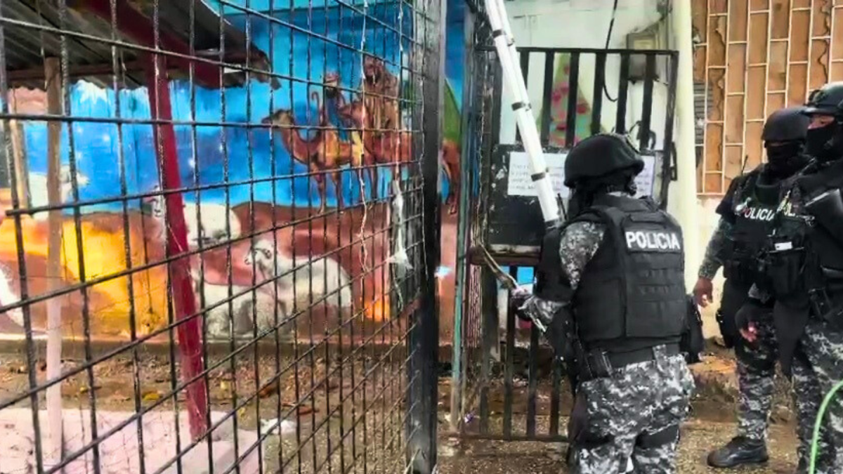 Agentes policiales durante el operativo en sectores conflictivos de Durán.
