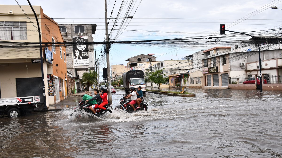 Varias calles del casco central de Machala quedaron anegadas tras la lluvia nocturna.
