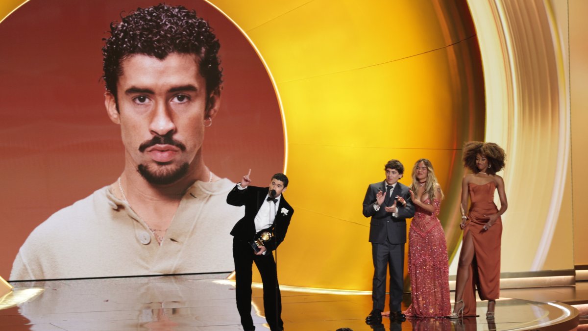 Bad Bunny este 1 de febrero durante los Premios Grammy.