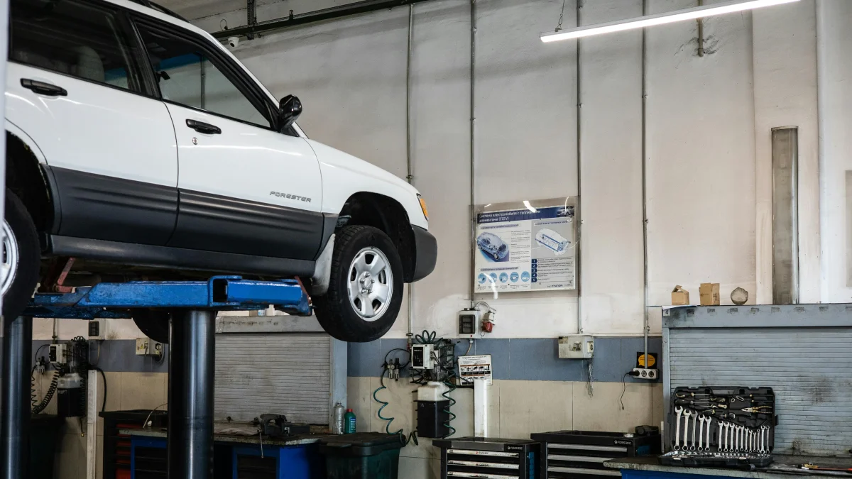 La revisión técnica vehicular en Quito es un requisito obligatorio para garantizar que los automotores cumplan con los estándares de seguridad y emisiones antes de circular.