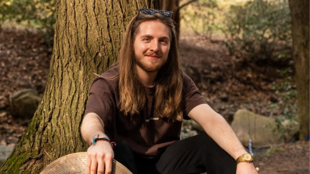 Juan Páez, el baterista ecuatoriano que consolida su carrera