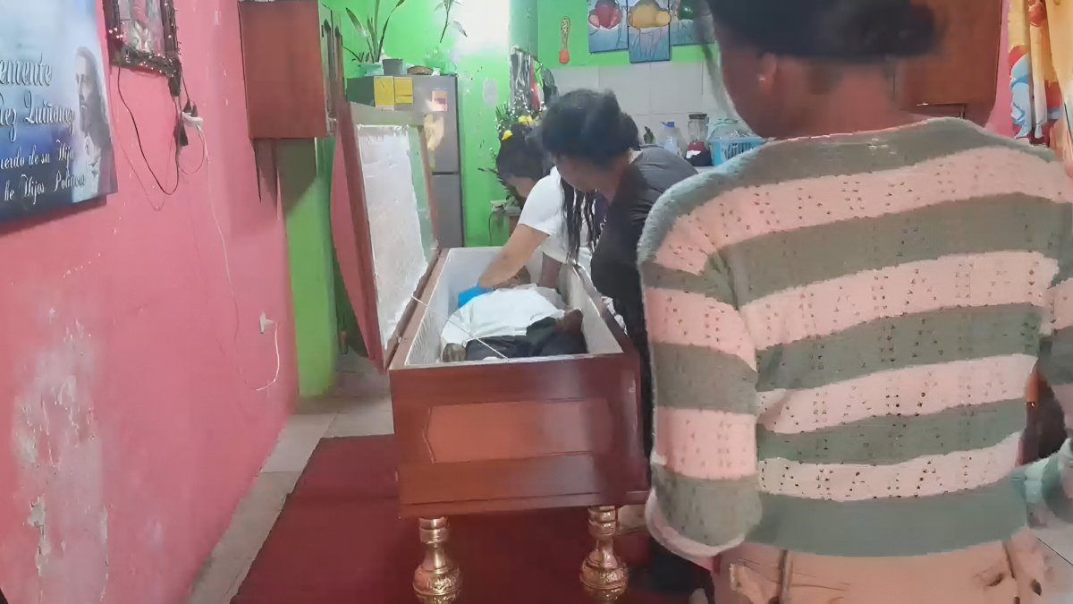 Dolientes acompañan el velorio de Pedro Márquez Cabeza, exárbitro de fútbol, en una vivienda del barrio Aire Libre, donde se le rinde homenaje póstumo.