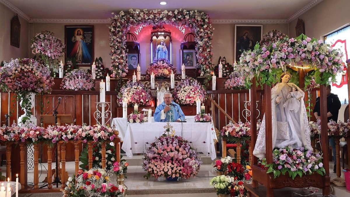 En el altar de la iglesia de la parroquia La Candelaria hay dos imágenes de la Virgen, la original permanece en el altar y la otra es llevada a las procesiones.