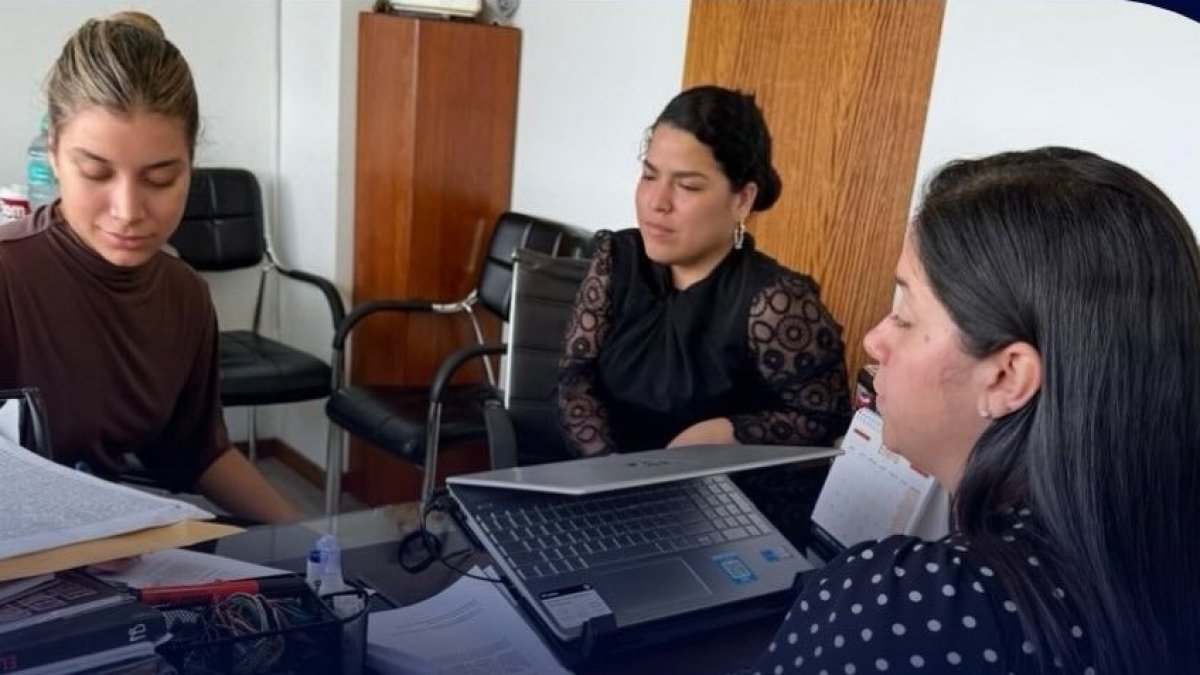 Sarah Alarcón en el estudio jurídico que la está representando dentro de la apelación en la causa que le sigue a 'Lazito'.