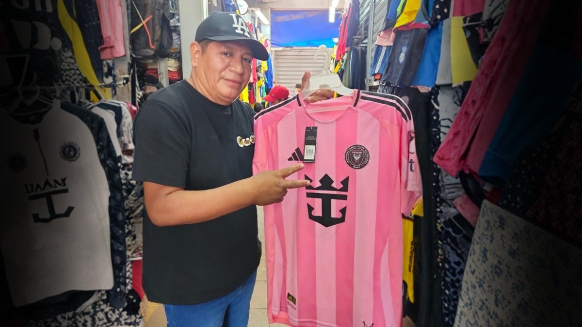 Manuel Guambo dice que los seguidores de Messi, busca las camisetas en la Bahía de Guayaquil.