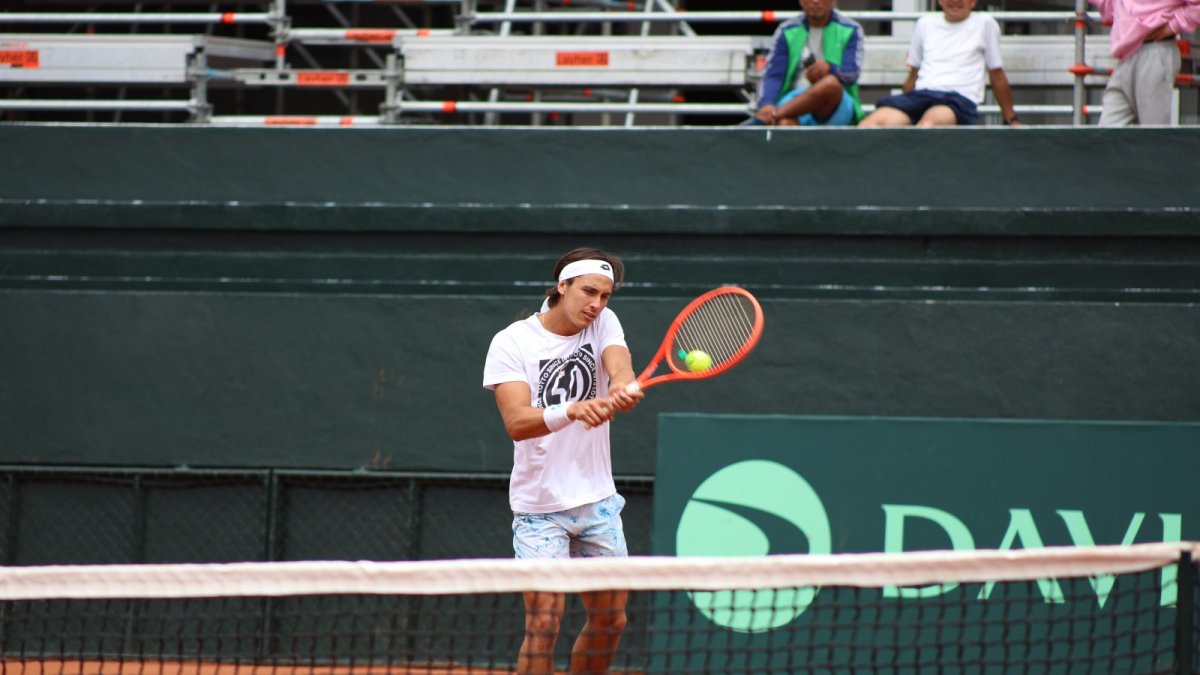 Álvaro Guillén, raqueta #1 de Ecuador, entrena desde el fin de semana en la sede de Quito, donde se jugará el duelo.