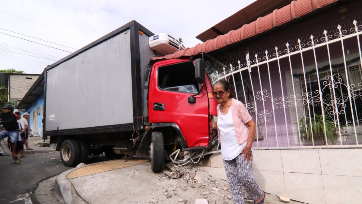 Camión se estrelló en vivienda de adulta mayor en Guayaquil.