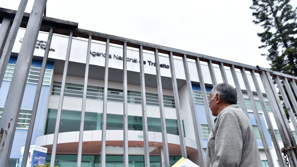 Con carpeta en mano, Benigno Chaucalal viajó desde Sangolquí para encontrarse con las puertas cerradas y una guardia que no le aclaró ninguna duda.