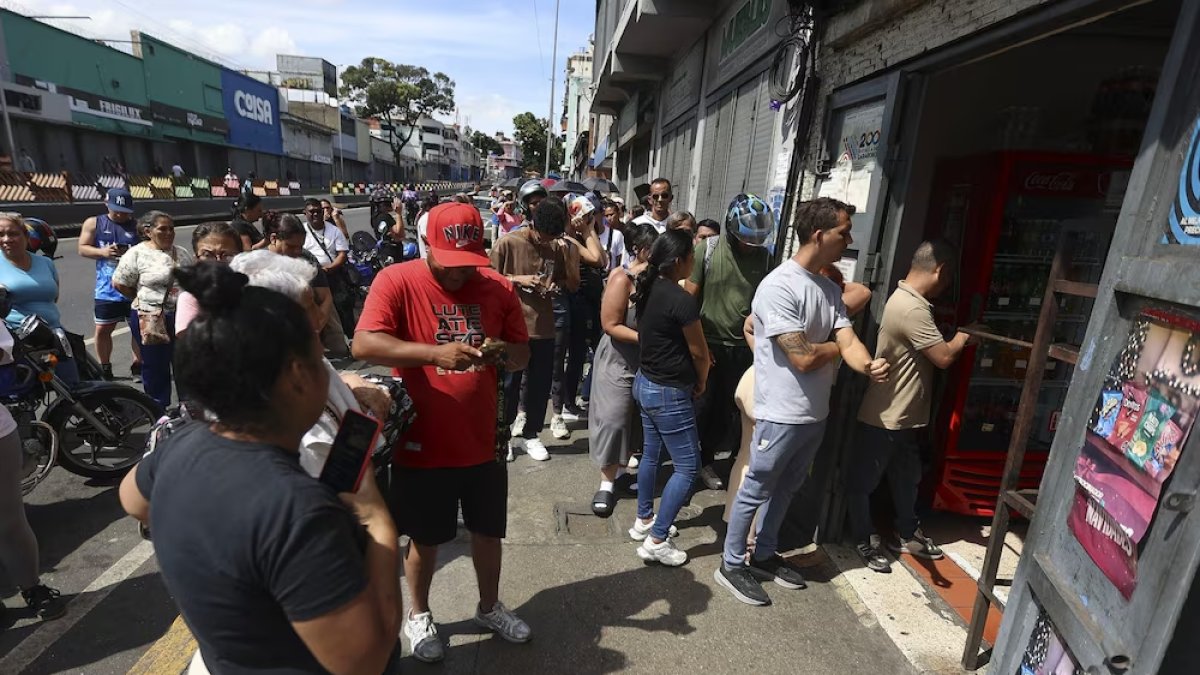 Filas aún visibles en Venezuela por alimentos básicos reflejan la persistente incertidumbre del país caribeño.