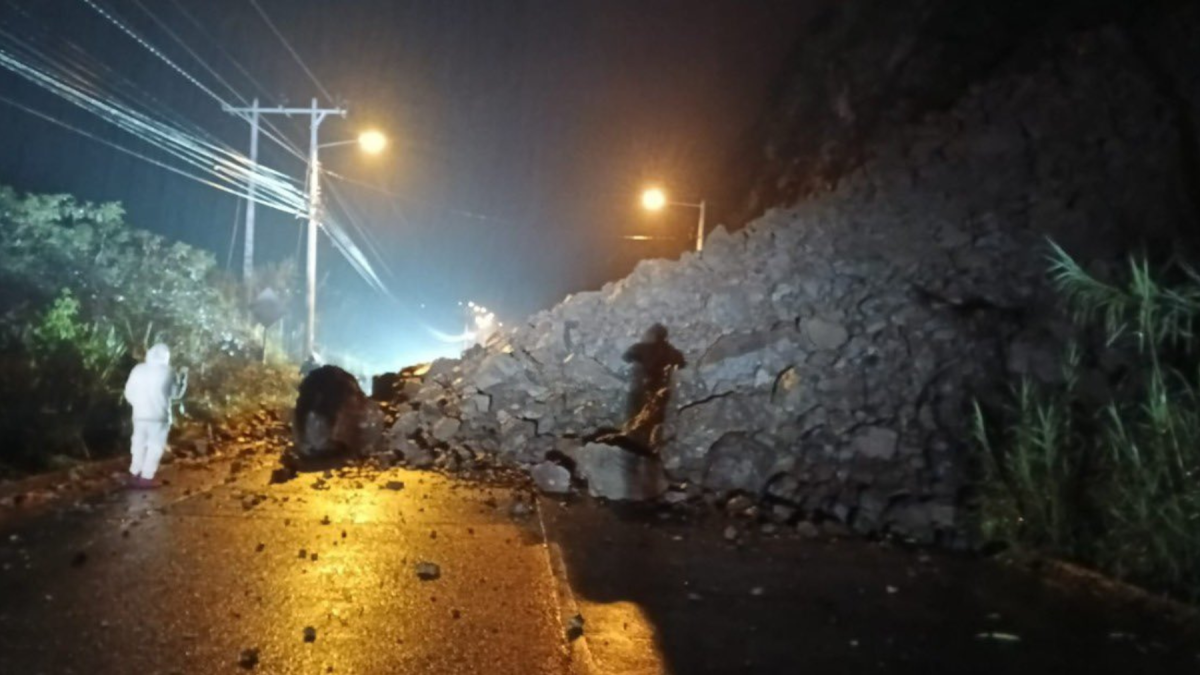 Derrumbe en el km 49 de la vía Cuenca-Girón-Pasaje bloquea totalmente el tránsito entre Azuay y El Oro tras intensas lluvias.