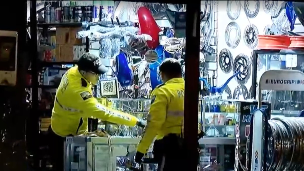 Los policías llegaron al lugar, donde quedó la evidencia del ataque en La Ferroviaria.