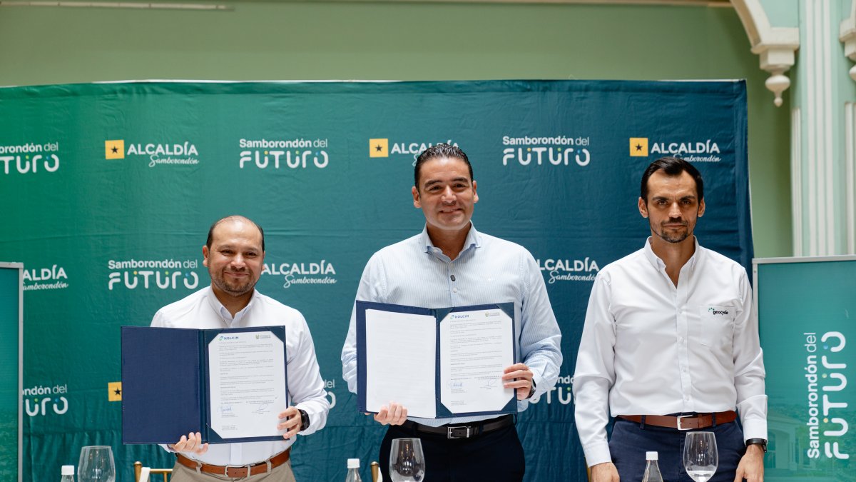 Autoridades y representantes de la UNEMI participaron en la colocación de la primera piedra del Centro de Apoyo Universitario, dando inicio a su construcción.