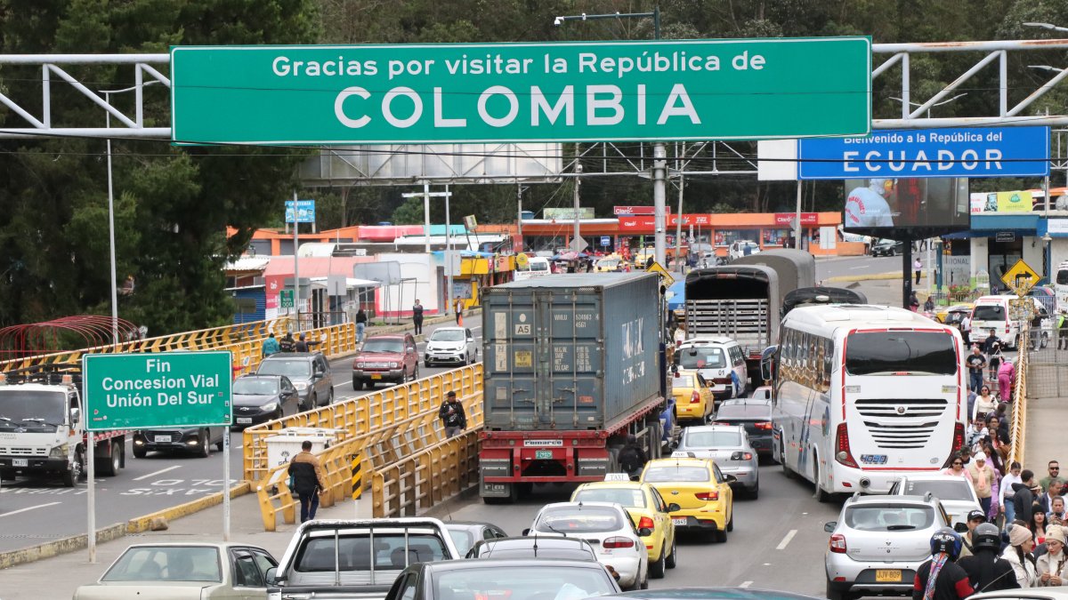 Fotografía que muestra vehículos transitando por el Puente Internacional de Rumichaca, el principal paso fronterizo entre Colombia y Ecuador.