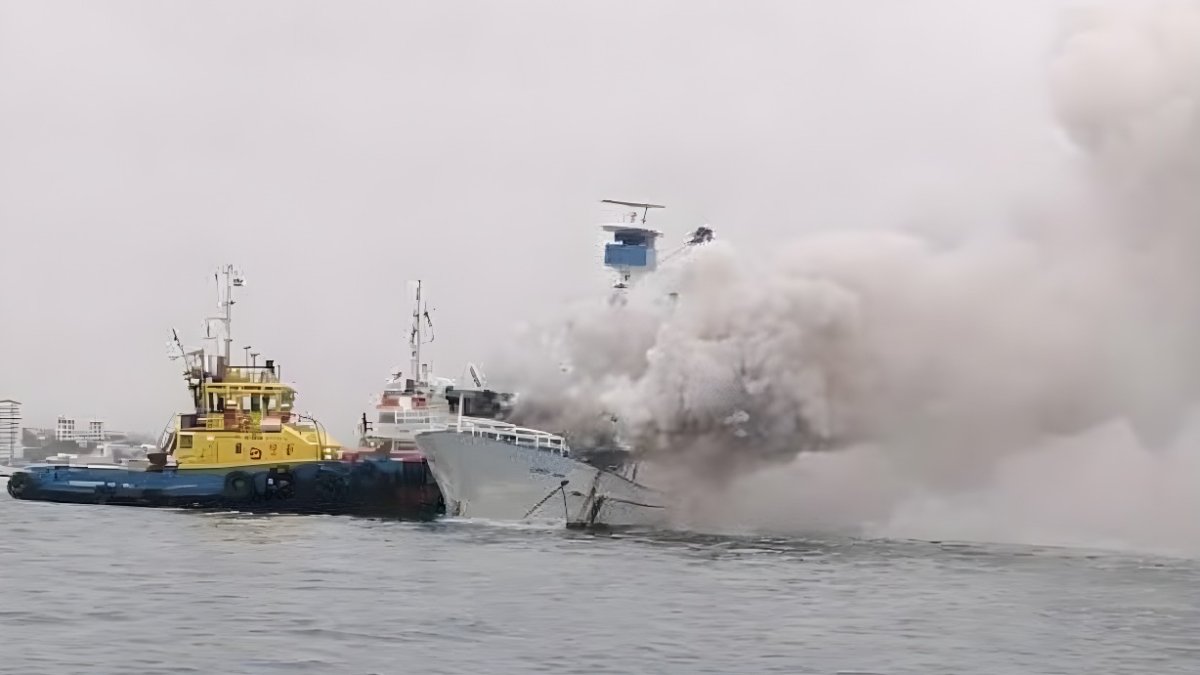 Tras varias horas de esfuerzo lograron controlar el incendio en la embarcación.