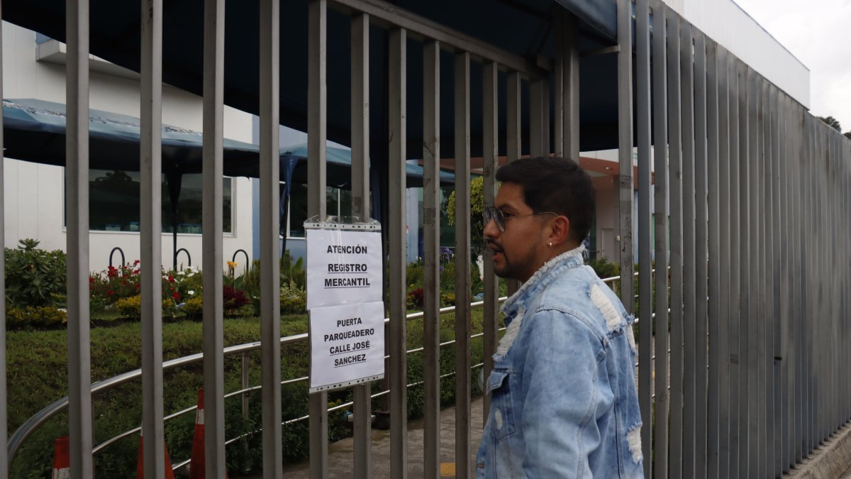 En la puerta de la matriz de la ANT hay un cartel que solo menciona la atención en el Registro Mercantil, cuyas oficinas están en el mismo predio.