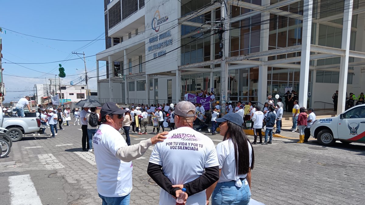 Familiares de Alison asisten a las audiencias judiciales mientras el caso avanza en el cantón Quero