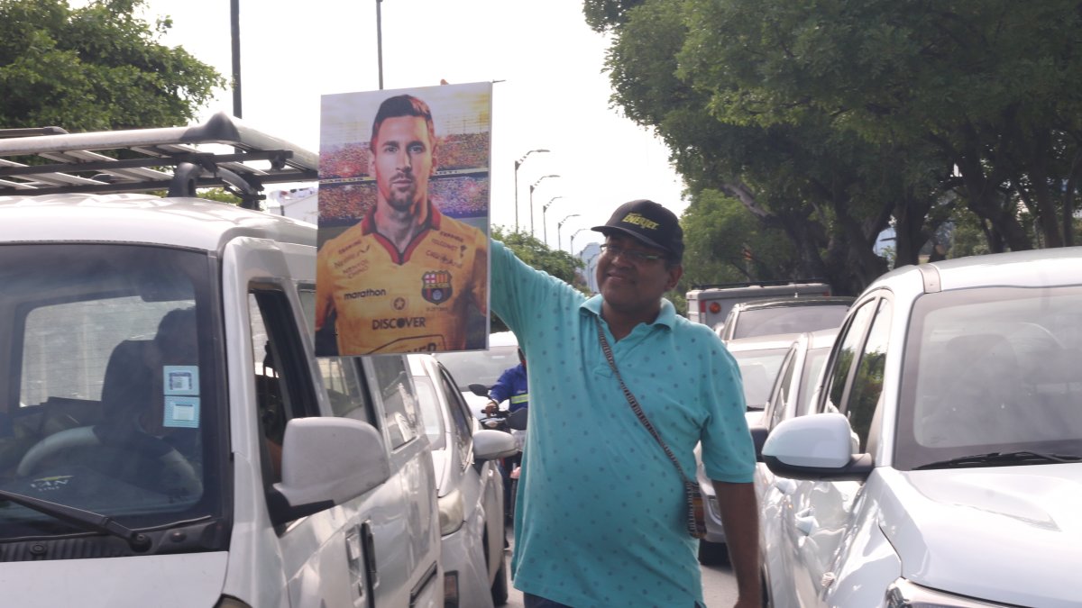 Fabricio Villón vende cuadros de Messi luciendo la camiseta de Barcelona.