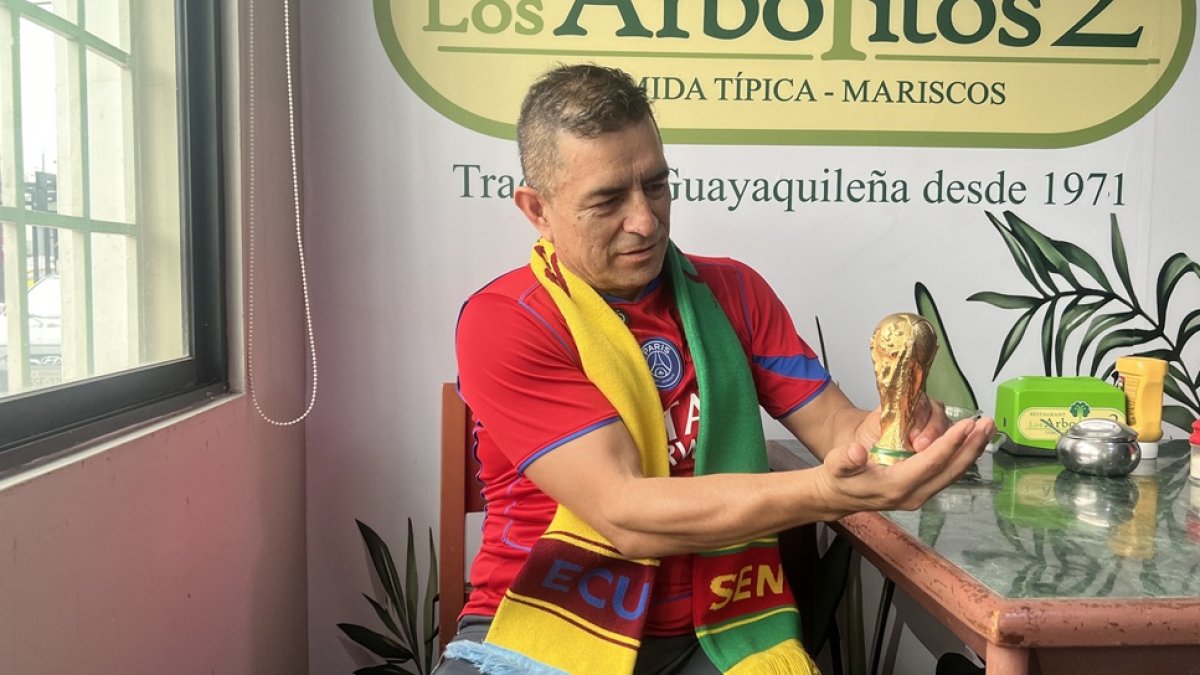 Juan Carlos Bustamante y el trofeo de la Copa del Mundo que la compró en Rusia 2018.