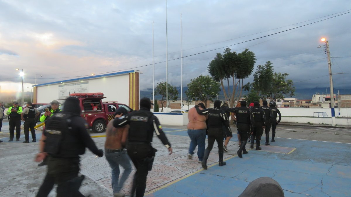 En el operativo policial fueron detenidos diez adultos.