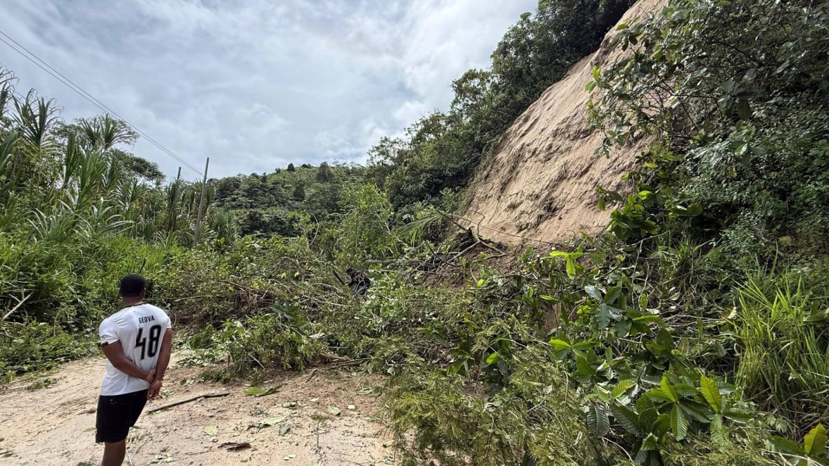 Las intensas lluvias provocaron derrumbes y cierres viales en Esmeraldas.