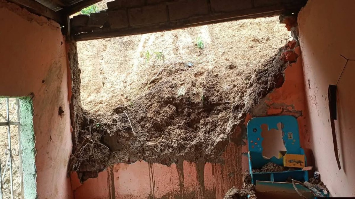 Un deslizamiento de tierra rompió la pared de una vivienda en el barrio 20 de Noviembre, dejando toneladas de lodo dentro de las habitaciones.