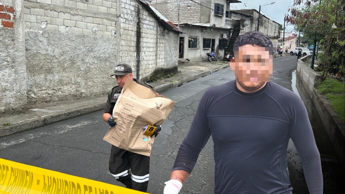 El chaleco que llevaba  el agente municipal fue retirado por la policía como evidencia.