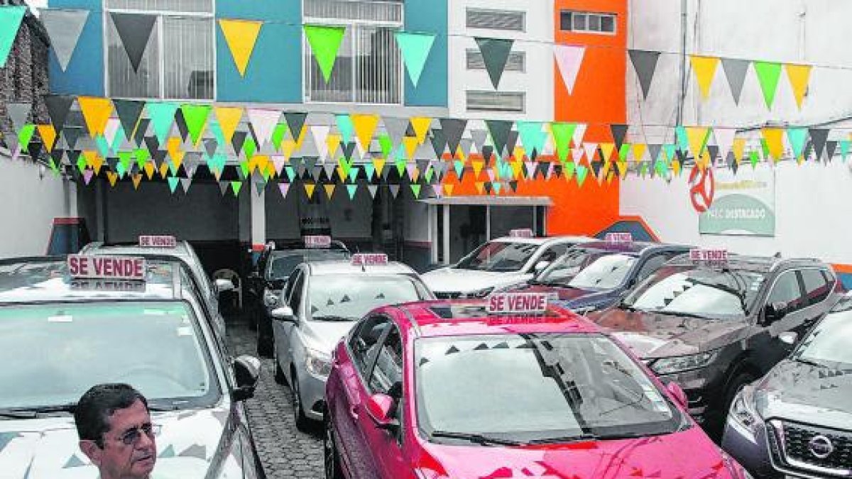 Comercio. Un patio de venta de carros de segunda mano que no ha vendido las unidades por el cierre de la ANT.
