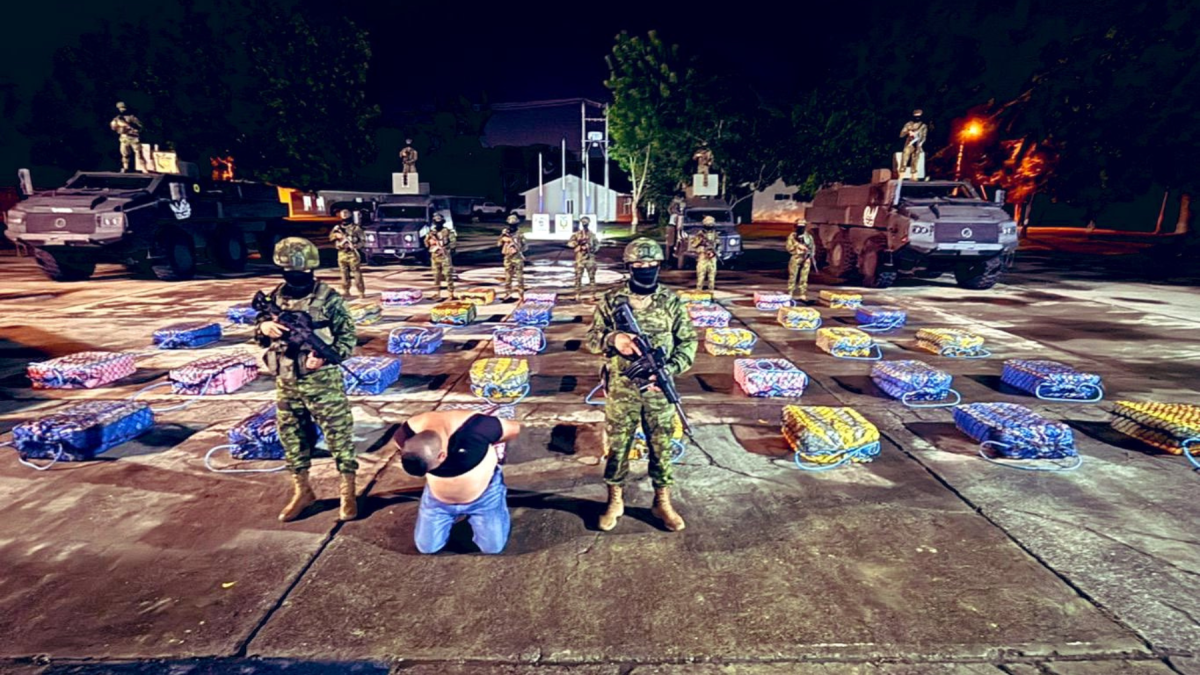 Personal de las Fuerzas Armadas custodia las 1,5 toneladas de droga incautadas en el operativo de Tosagua, Manabí.