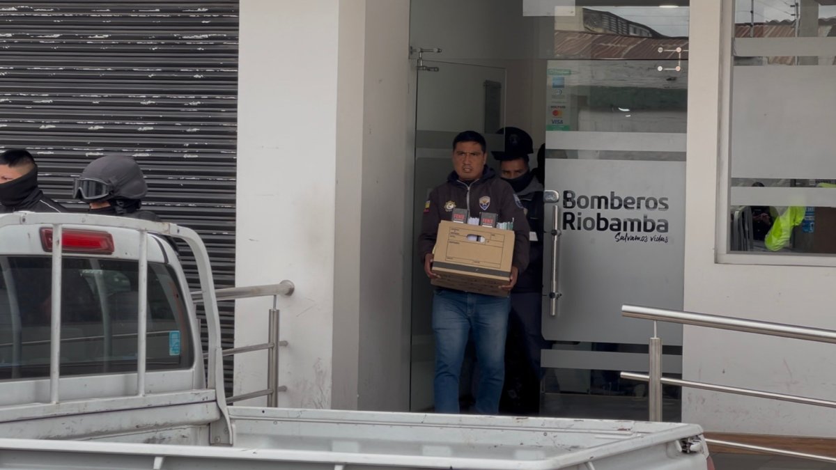 Fiscalía allanó el Cuerpo de Bomberos de Riobamba.