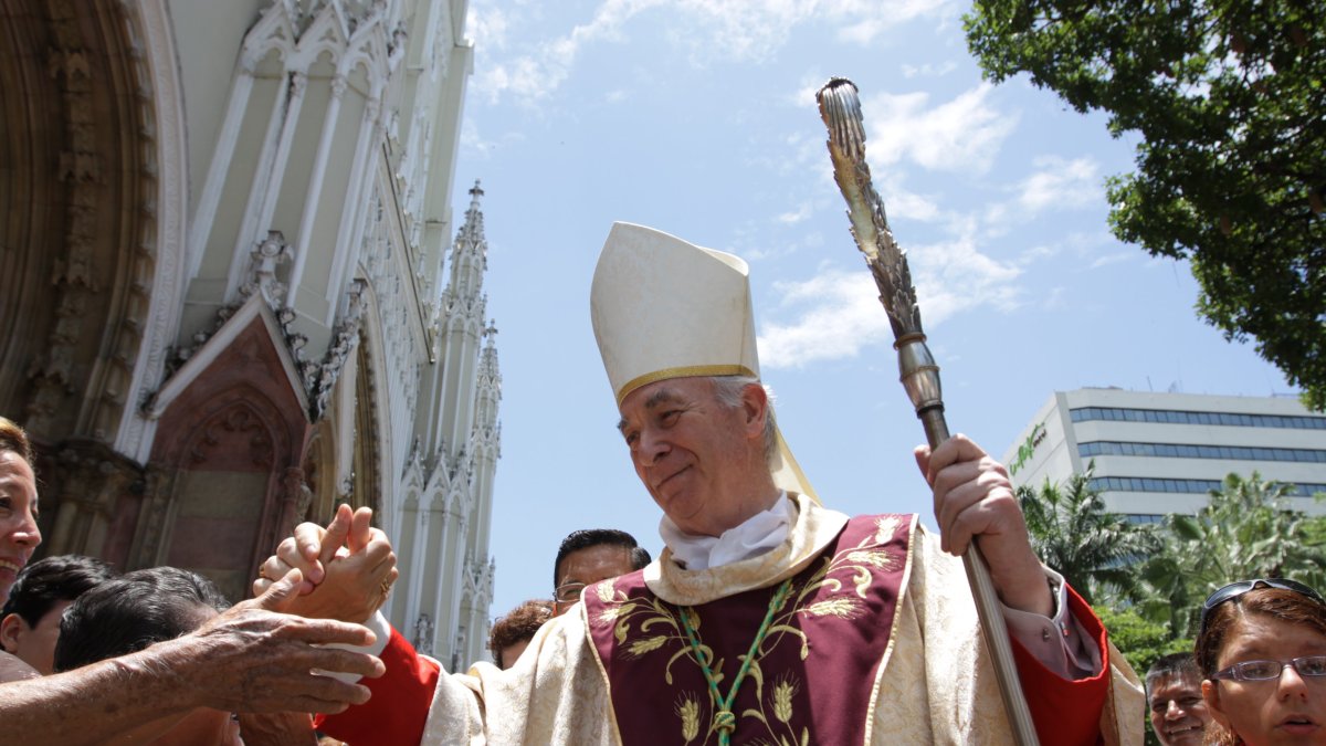 Monseñor Antonio Arregui en los exteriores de la Catedral porteña.