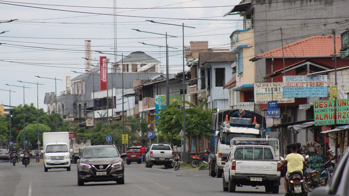 Vista de la calle principal de la parroquia La Unión, en Quinindé, donde el comercio y el tránsito reflejan la dinámica cotidiana de la comunidad.