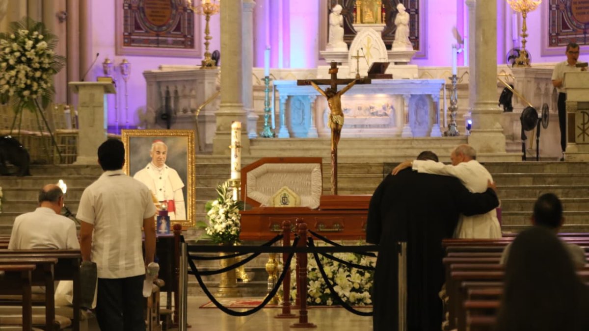 Velatorio en la catedral por la muerte de Monseñor Antonio Arregui