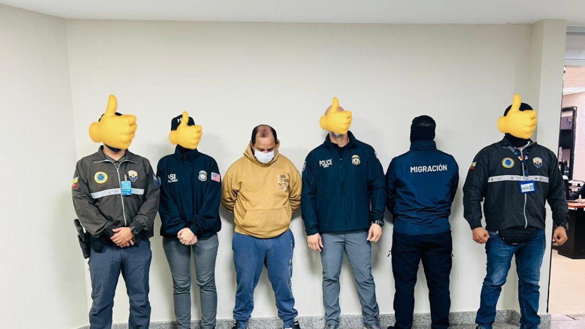 El deportado junto con los policías de migración de Estados Unidos y Ecuador en el aeropuerto de Guayaquil.