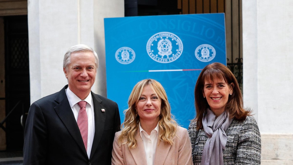 El Presidente electo de Chile, José Antonio Kast (I), la primer Ministra de Italia, Giorgia Meloni (c) y María Pía Adriasola Barroilhet, esposa del mandatario, en el Palacio Chigi en Roma.