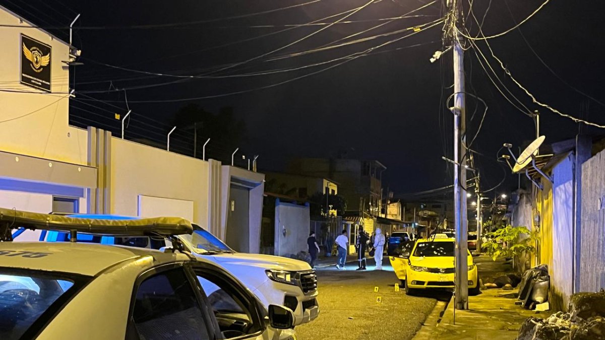 El taxi quedó con alrededor de 20 orificios de bala