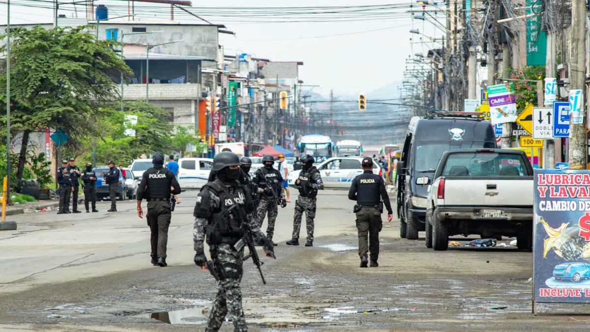 Agentes policiales revisaron los objetos y determinaron que eran artefactos explosivos.