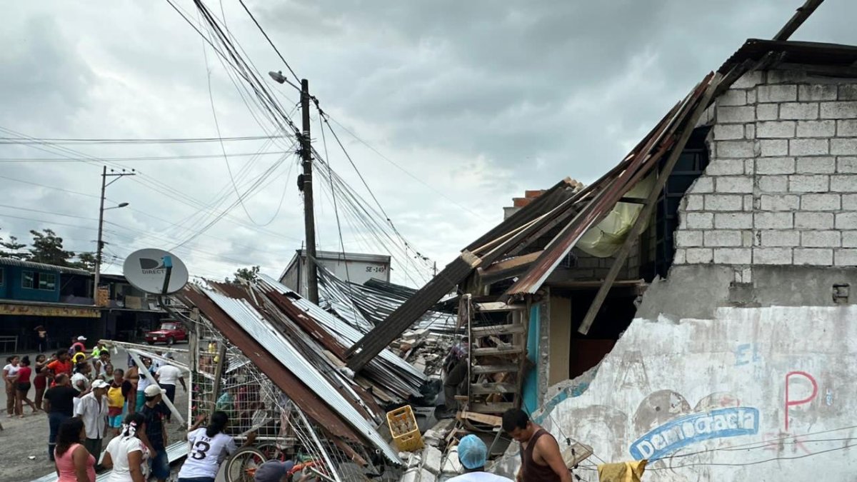 Restos de bloques, techos colapsados y cables eléctricos caídos evidencian la magnitud del desastre en una vivienda de La Victoria, San Mateo.