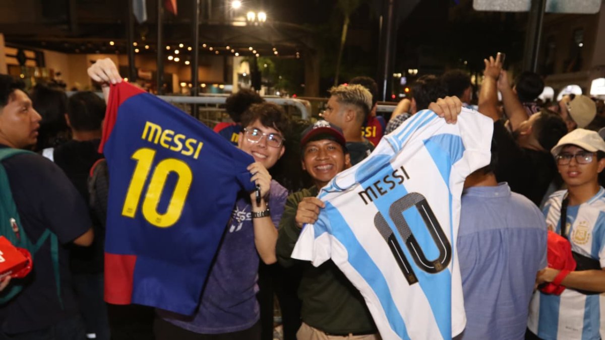 Hinchas esperan a Messi afuera del hotel Oro Verde.