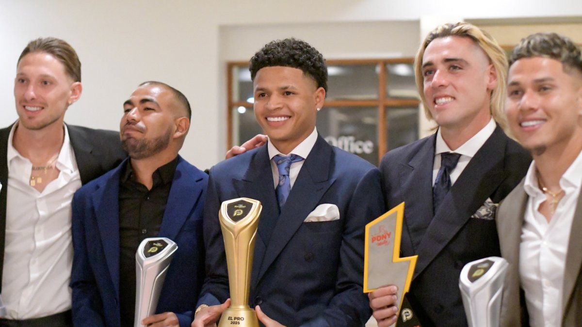 Patrik Mercado (c) se llevó el premio al mejor jugador de la LigaPro. Lució feliz el trofeo y el anillo junto a sus compañeros de Independiente.