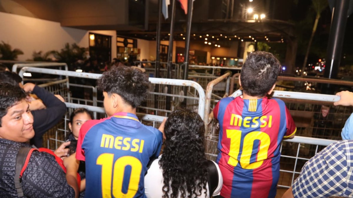 Hinchas recibieron a Messi en el hotel Oro Verde.
