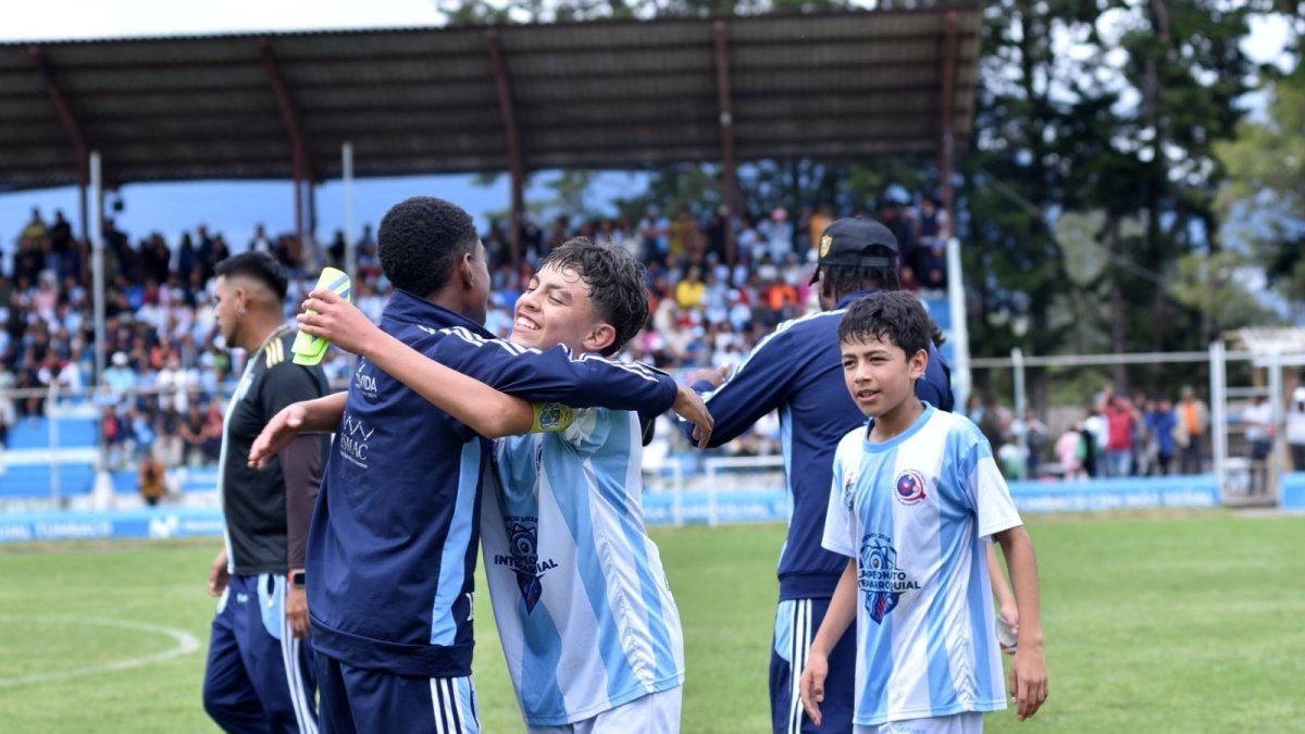 La selección Sub-14 de Tumbaco festeja la clasificación, eliminando a Calacalí.