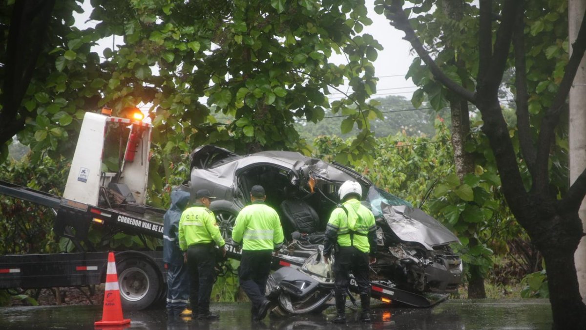 Autoridades atienden el lugar del siniestro vial en Guayaquil.