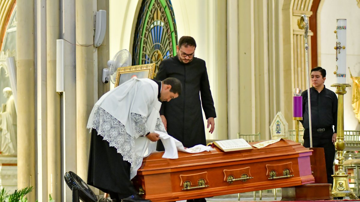 Terminada la misa, retiraron las insignias colocadas sobre el ataúd.
